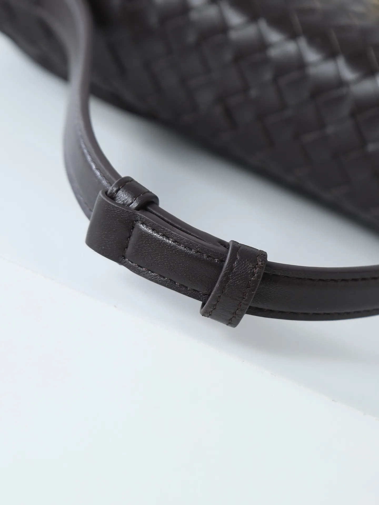 980. BV's new early spring bag Knot Lock series is now on the market! The entire bag shape is presented with 10mm Intrecciato weaving technology, and is equipped with Knot x3 rotating buttons! There are compartments and multiple card slots inside! It is a versatile commuter bag that can be used in various occasions. It has multiple carrying methods, and the shoulder strap is also detachable, hand-held, shoulder-carrying, and cross-body. Retro and fashionable, the exquisite old money style is easy to handle! Size: 25*16*5.5cm Style number: 817191